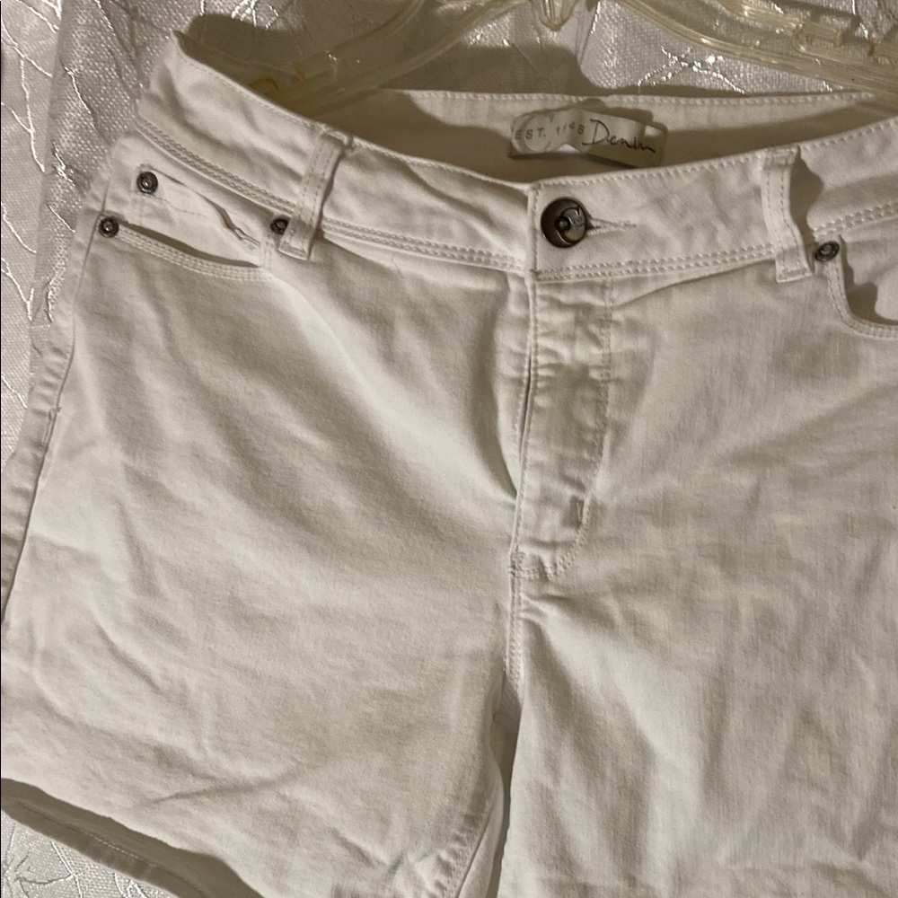 Casual White Jean Shorts with Relaxed Fit